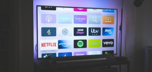 Tecnologia em IA nas Televisões: Como a Inteligência Artificial Está Revolucionando a Experiência em Casa