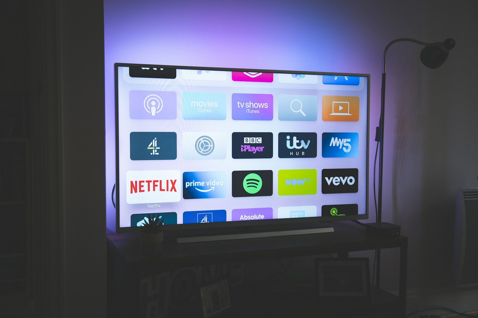 Tecnologia em IA nas Televisões: Como a Inteligência Artificial Está Revolucionando a Experiência em Casa
